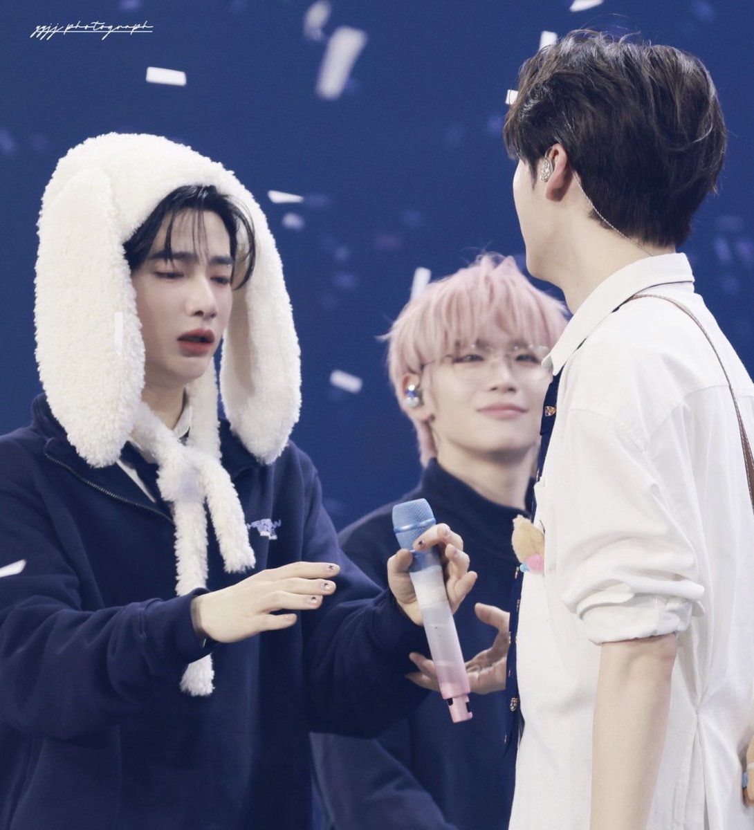 neulwife's tweet photo. the way that when they’re on the verge of breaking down, both of their immediate instincts is to reach out to each other for support 💔 https://t.co/B1k7S44rqO