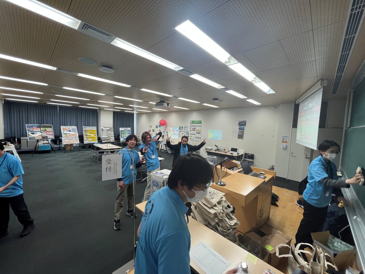 RisshoMet's tweet photo. 【3月 #オープンキャンパス 終了！】
環境システム学科のブースには 昨年の約 2 倍の方が来場！
観測機器の展示や研究紹介にも
多くの方が興味を持ってくださり嬉しかったです。

来てくださった皆さま、ありがとうございました！
運営スタッフのみんなもお疲れさまでした👏
#立正大学 #立正気象 https://t.co/Ui6ZKBa9zQ