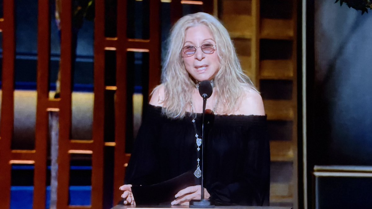 LanceUlanoff's tweet photo. Barbra Streisand pays tribute to the legend that was Robert Redford. #Oscars https://t.co/cj06bxt0QC