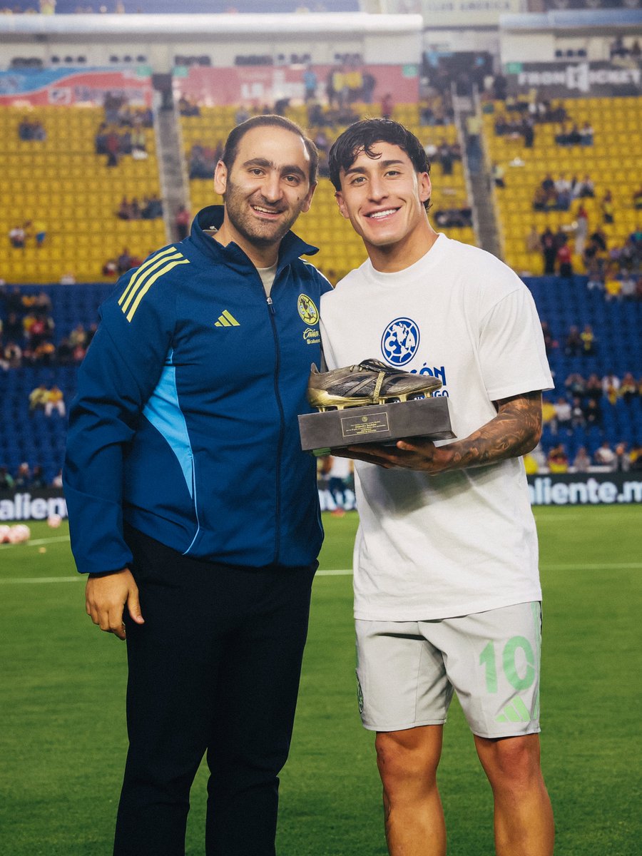 ClubAmerica's tweet photo. ¡50 gritos de gol, 50 veces Alejandro Zendejas! 🦅

Que la cifra no pare de subir, Águila. ¡Felicidades, vayamos por muchos más! 💙💛 https://t.co/pF1z24tegi