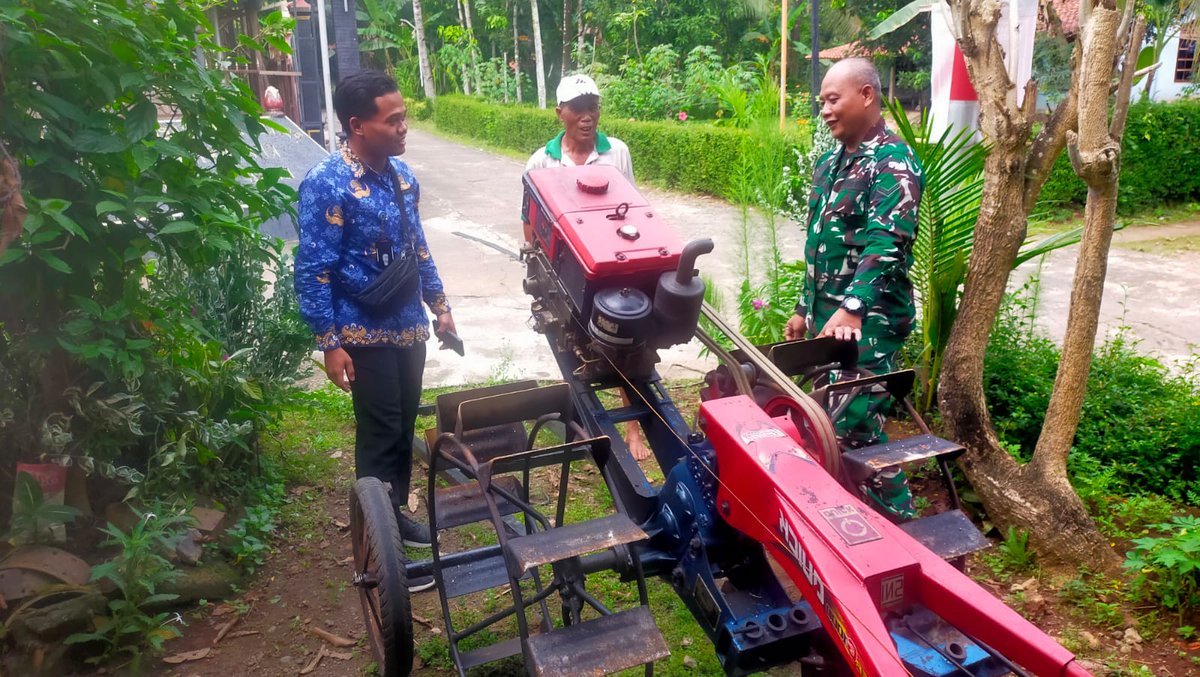 Dim0708Pwr's tweet photo. Babinsa Koramil 04/Banyuurip Kodim 0708/Purworejo, Sertu Iwan Harjiyanto dampingi Penyerahan bantuan Alat Mesin Pertanian (Alsintan) kepada Kelompok tani di Desa Candingasinan Kecamatan Banyuurip, Kabupaten Purworejo https://t.co/8aoQKA4kKL