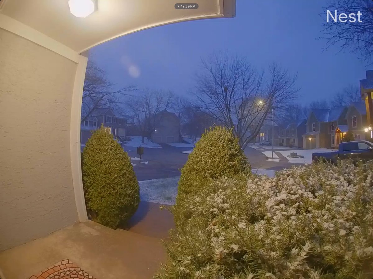 myke237's tweet photo. the Weather this week in Kansas City was delightful … 
then Mother Nature said: 
“Hold the Door, lemme Door  Dash ya some Sugar On Me” #freesnow #doordashsugar #snow #idesofmarch    #kansascity https://t.co/vP7M8vIUhr