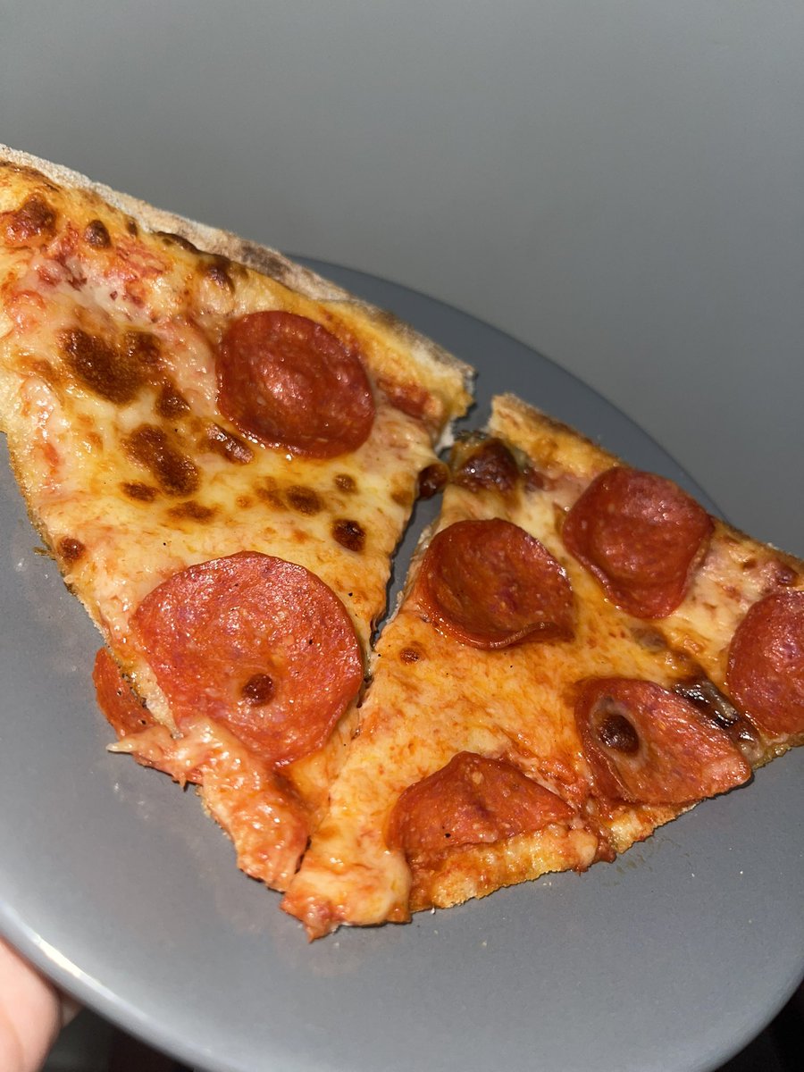 AJME____'s tweet photo. Amo 🍕 ❤️ https://t.co/2CymWHJ5Kf