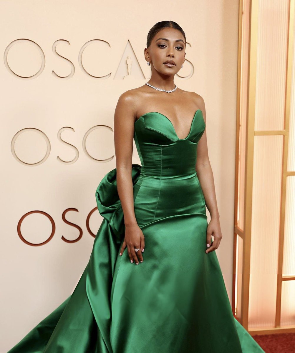 AND TO ANYONE TEMPTED TO KISS THE TV TONIGHT, PLEASE DONT CHIP YOUR TOOTH