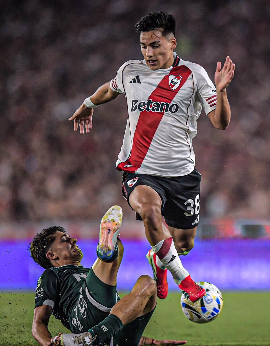 🔥📊 Ian Subiabre vs. Sarmiento:

- 92 minutos disputados.
- 1 GOL.
- 59 toques.
- 33/38 pases completados.
- 2 pases claves.
- 3 faltas recibidas.
- 2 recuperaciones.

ℹ️ <a href="/juegosimple__/">JS</a> | #River