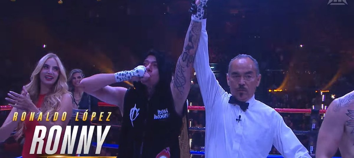 Para que vean que no sólo entrena campeonas, ÉL ES UN CAMPEÓN 🙂‍↔️🥊🥊 RONNY #Ronny #RingRoyale