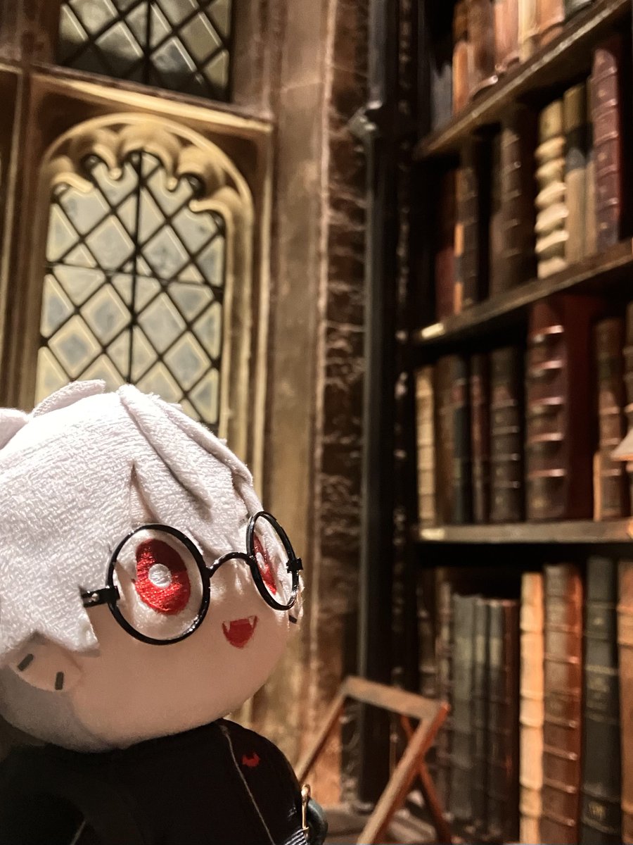 nui_vamp's tweet photo. いざ学び舎へ🏰🎓📚 https://t.co/n7SKuxxag8