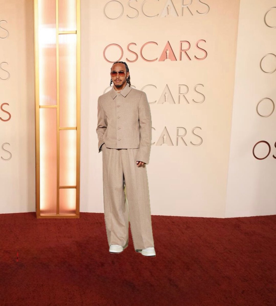 En la mañana en el podio del Gran premio de China #f1

En la noche en los #oscar en Los Angeles EEUU

#Hamilton