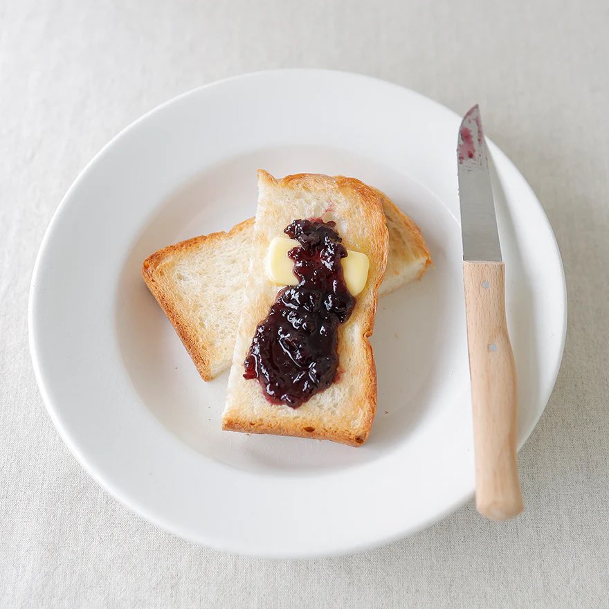 おはようございます
本日のはかり売りメニューです。

・キャラメルと発酵バターとゲランドの塩
・いちごとりんご
・いちじくとカシス
・りんごとベルガモット

なくなり次第メニュー変更となります。
ご来店お待ちしております。