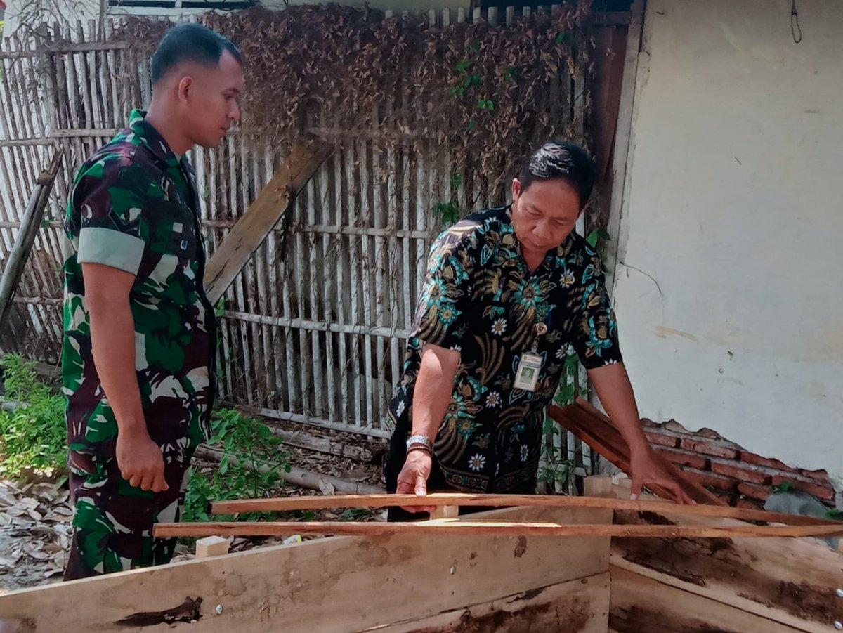 Dim0708Pwr's tweet photo. Babinsa Koramil 04/Banyuurip Kodim 0708/Purworejo, Serda Aris bersama Perangkat Desa Memantau awal pengerjaan kolam lele milik Bumdes Desa Sumbersari Kecamatan Banyuurip Kabupaten Purworejo. https://t.co/axi6sGuPZs
