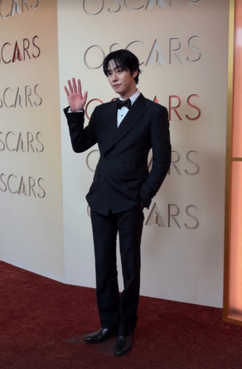 ‘케데헌’ 목소리 주연 안효섭, 턱시도 입고 오스카 레드카펫 입성
#케이팝데몬헌터스 #케데헌 #안효섭 #목소리 #오스카 #레드카펫 #iMBC연예

15일(현지 시간) 미국 로스앤젤레스 할리우드 돌비 극장에서 열린 제98회 아카데미 시상식에서 ‘케이팝 데몬 헌터스’(이하 케데헌)는 강력한 경쟁작인