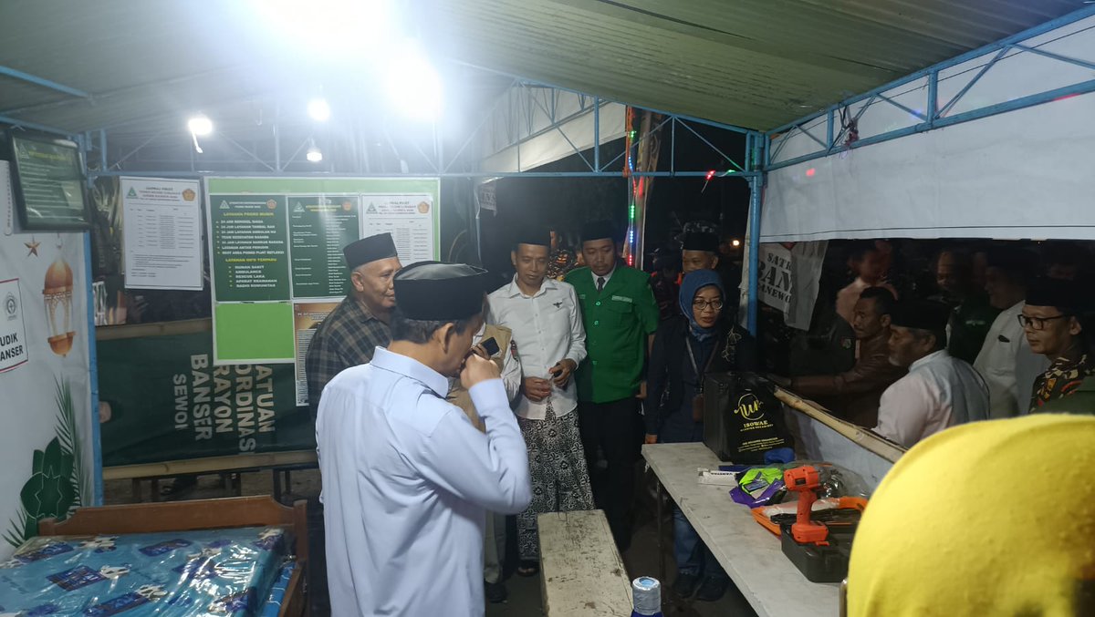 ahmadsidik___'s tweet photo. Tadi malam bersama @UmaruddinM, pembukaan posko banser sewon. https://t.co/HNIWJWFYYW