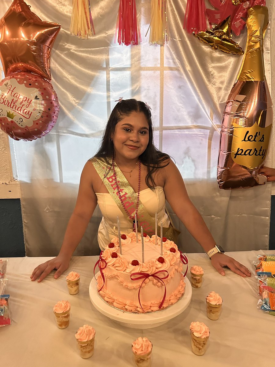_anahellysss's tweet photo. Un feliz feliz cumpleaños❤️ https://t.co/Xz2lIBMEzY