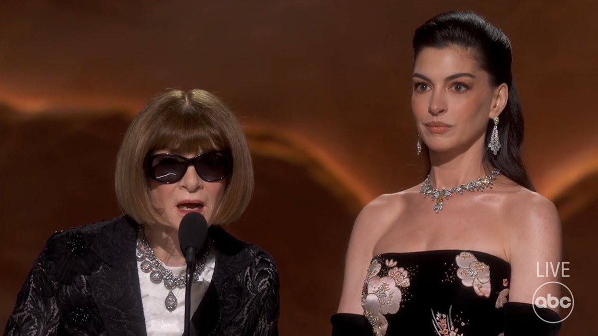 Anna Wintour y Anne Hathaway presentando juntas en el Oscars  .

“Gracias, Emily”