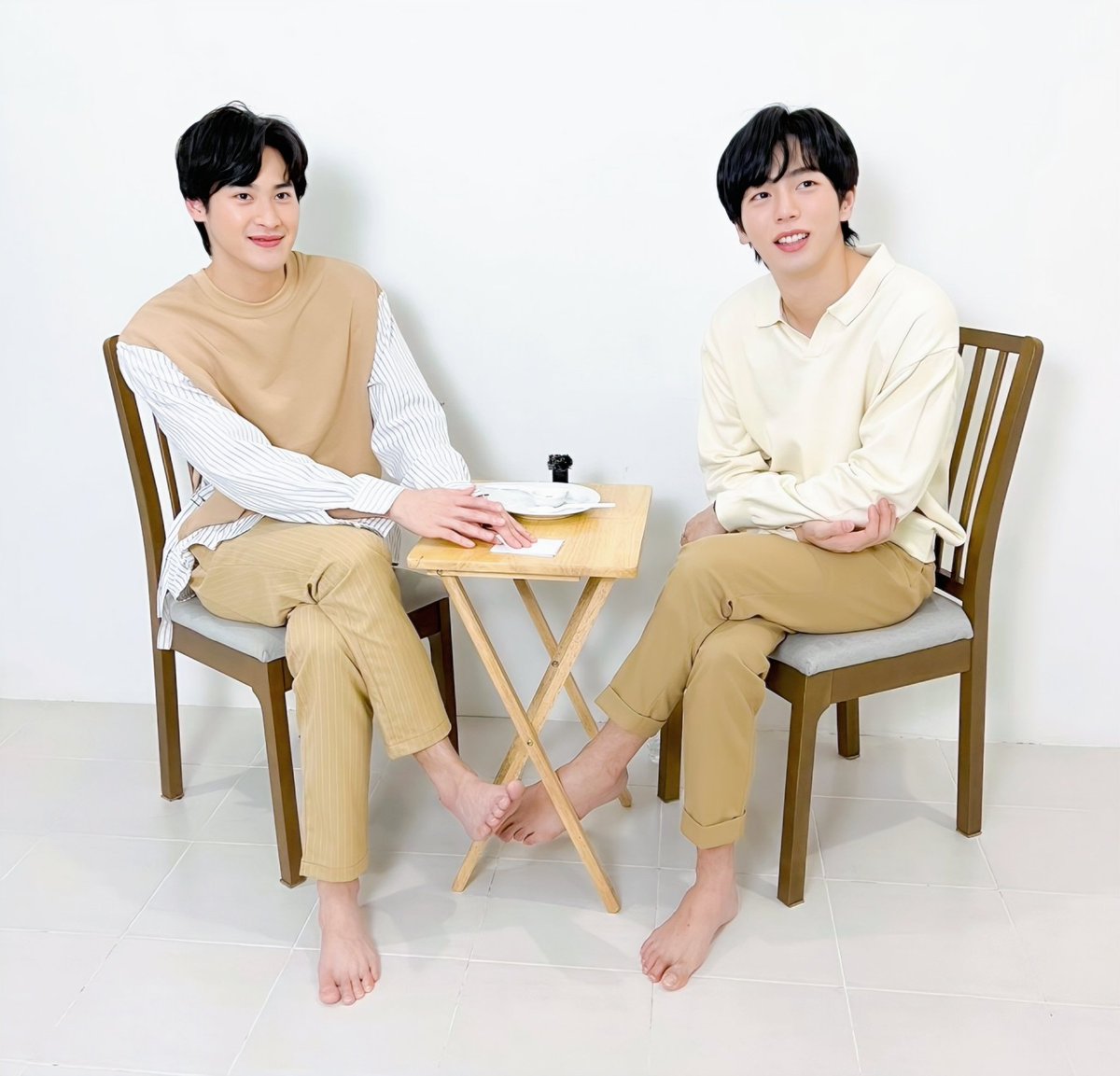 Kao Morning🖤
Mayo MorningUp🤍
KaoUp Morning🖤🤍

週の始まり月曜日☁
そして3月もあっという間に折り返し😱
時間が溶けないようにドラマ三昧には気をつけよう😅

KaoUp＆KupAoのみんなにとって素敵な1週間を🙏😊💕

😾Have a nice week🐰

Cr.WutMovie
#number_9th #uppoompat
#เก้าอัพ #กั๊พอ้าว