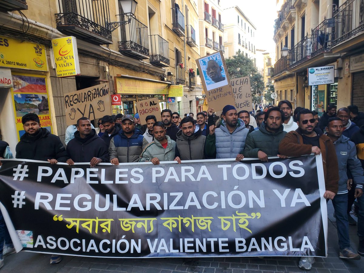 La muerte es inevitable, pero hay recuerdos que nunca se borran.
El 15 de marzo de 2018 perdimos en Lavapiés a nuestro hermano Mabay de Senegal.
Ayer lo recordamos con respeto y cariño,porque en Lavapiés creemos que la solidaridad y el amor entre vecinos no tienen fronteras.