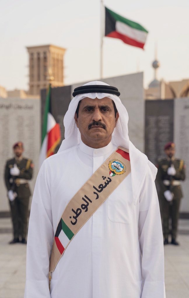 AskAboutKwt's tweet photo. الشهيد البطل مبارك فالح النوت المطيري هو أحد رموز المقاومة والكرامة الكويتية، وتتلخص قصة بطولته التي سطرها بدمائه:

أثناء عمله مديراً لجمعية العارضية خلال الغزو العراقي، اقتحم رجال المخابرات العراقية مكتبه وأمروه بإنزال صورة أمير البلاد آنذاك الشيخ جابر الأحمد الصباح رحمة الله، ورفع صورة الطاغية صدام حسين بدلاً منها.

رفض الشهيد مبارك النوت الانصياع لأوامرهم جملة وتفصيلاً، متمسكاً بولائه لوطنه وقيادته، رغم علمه بخطورة هذا الموقف.

أمام إصراره وصلابته، قام جنود الاحتلال باقتياده إلى ساحة الجمعية أمام الناس ليكون عبرة لغيره (حسب ظنهم).

قاموا بربط عينيه وإطلاق النار على رأسه مباشرة، ليرتقي شهيداً في سبيل الوطن، مسطراً أروع أمثلة التضحية والفداء. 

رحم الله الشهيد مبارك النوت وجميع شهداء الكويت الأبرار، وجعل مثواهم الفردوس الأعلى.