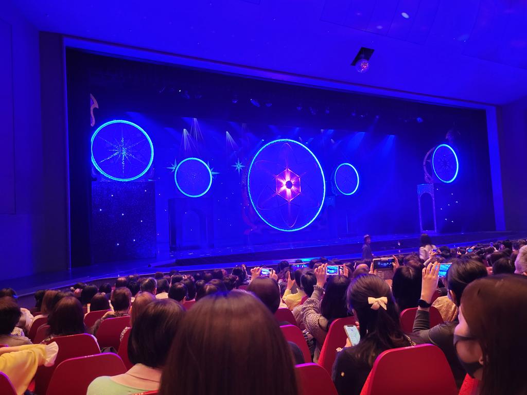karinahuang77's tweet photo. 昨日連続観劇、ソワレはJCB貸切公演！
前方下手席で。友人のおかげで、本当に幸せな遠征になっています
​パーティーのアドリブで、
ありちゃんが「覚えられない！もう一回！」…
最高に可愛かったです
ギャップ萌えが凄かった……！
​#東京宝塚劇場
#星組
#恋する天動説 
#DYNAMICNOVA
#暁千星 https://t.co/wN6JFAmUS0