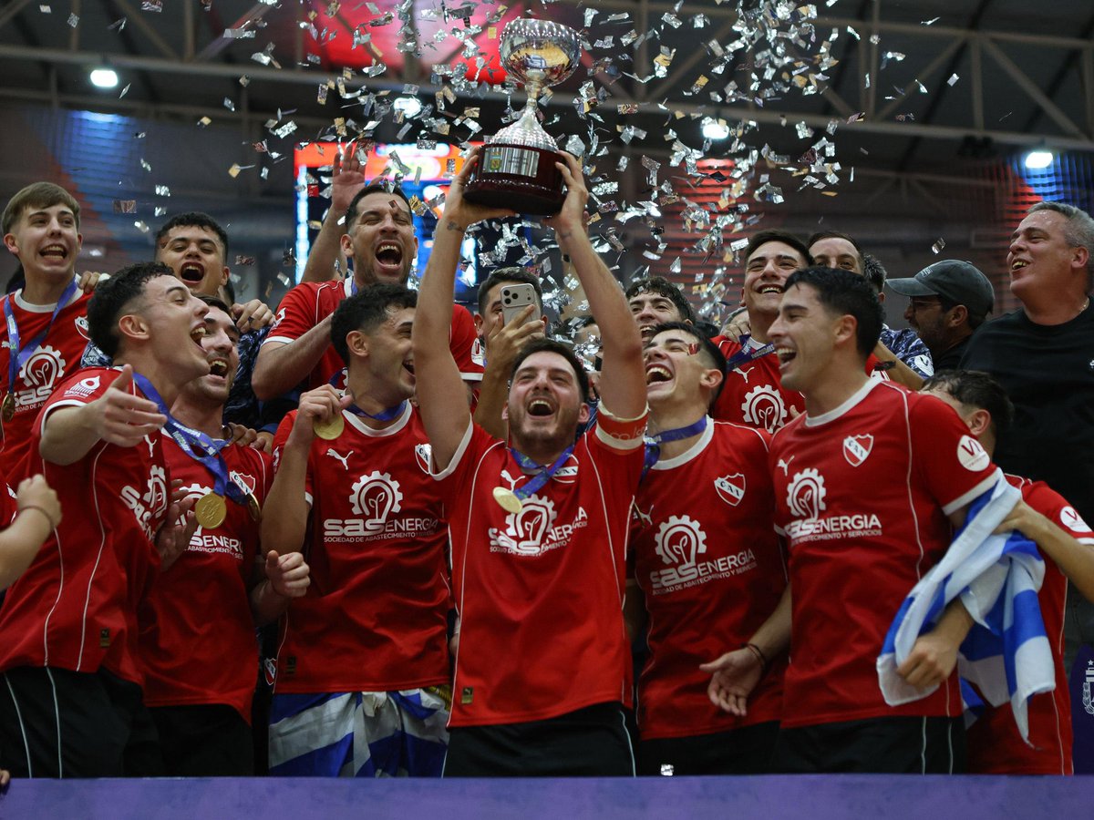 InfiernoRojo's tweet photo. 🏆 SUPERCAMPEONES 

👉🏻👹 El futsal de Independiente derrotó por 2-0 a 17 de Agosto y se coronó campeón de la Supercopa 2026 en el Polideportivo Roberto Pando.

📸: @cai40x20 https://t.co/GuxuHz9SWI