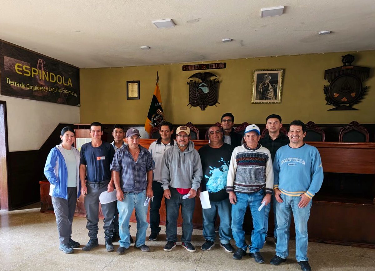 #Loja | El MAGP, a través del proyecto PIDARA en #Espíndola, se realiza la socialización de servicios institucionales, apoyo al proyecto apícola y acompañamiento en la inspección de sistemas de riego.
Además, se brinda asistencia técnica en nutrición de cultivos y capacitación.