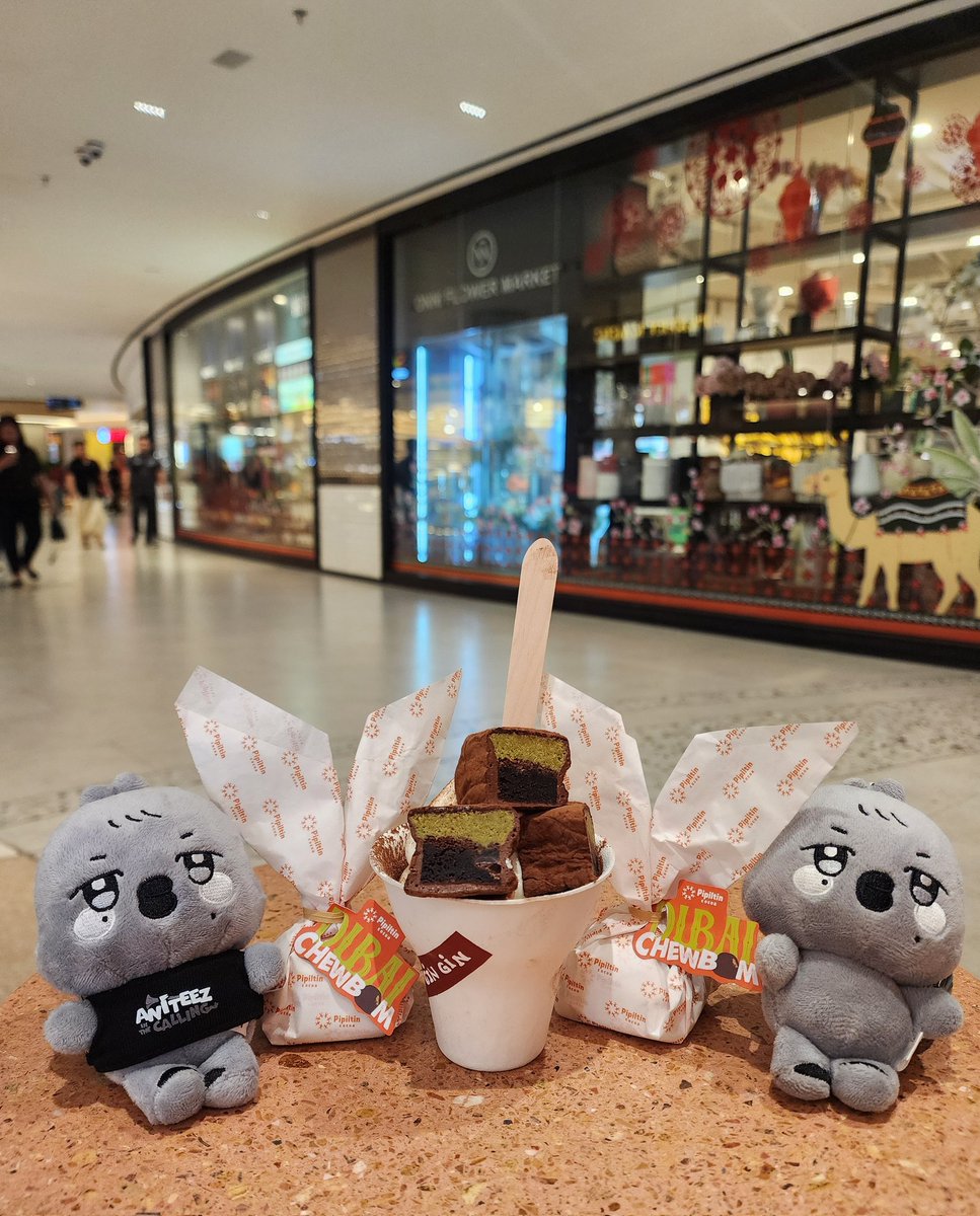 Nyolong makan 두쫀쿠 mamanya ini makanya bibirnya hitam2 🙂‍↕️

<a href="/gomnoona/">•᷄ɞ•᷅</a>