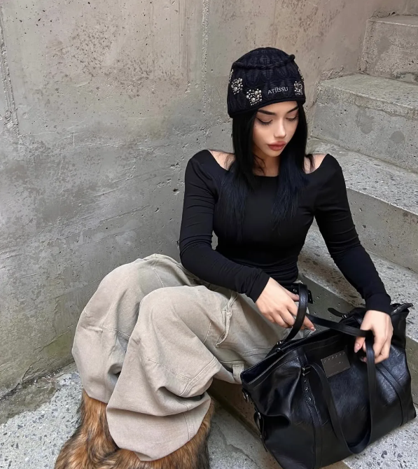 칙스에서 꾸준히 잘나가는 top3 가방

수납력도 좋고 가방 하나로 룩 포인트 주기 짱 좋음!!!

1.사이드 버클 스트랩 숄더백
2.락시크 더블지퍼 레더백
3.스타스터드 메탈 숄더백