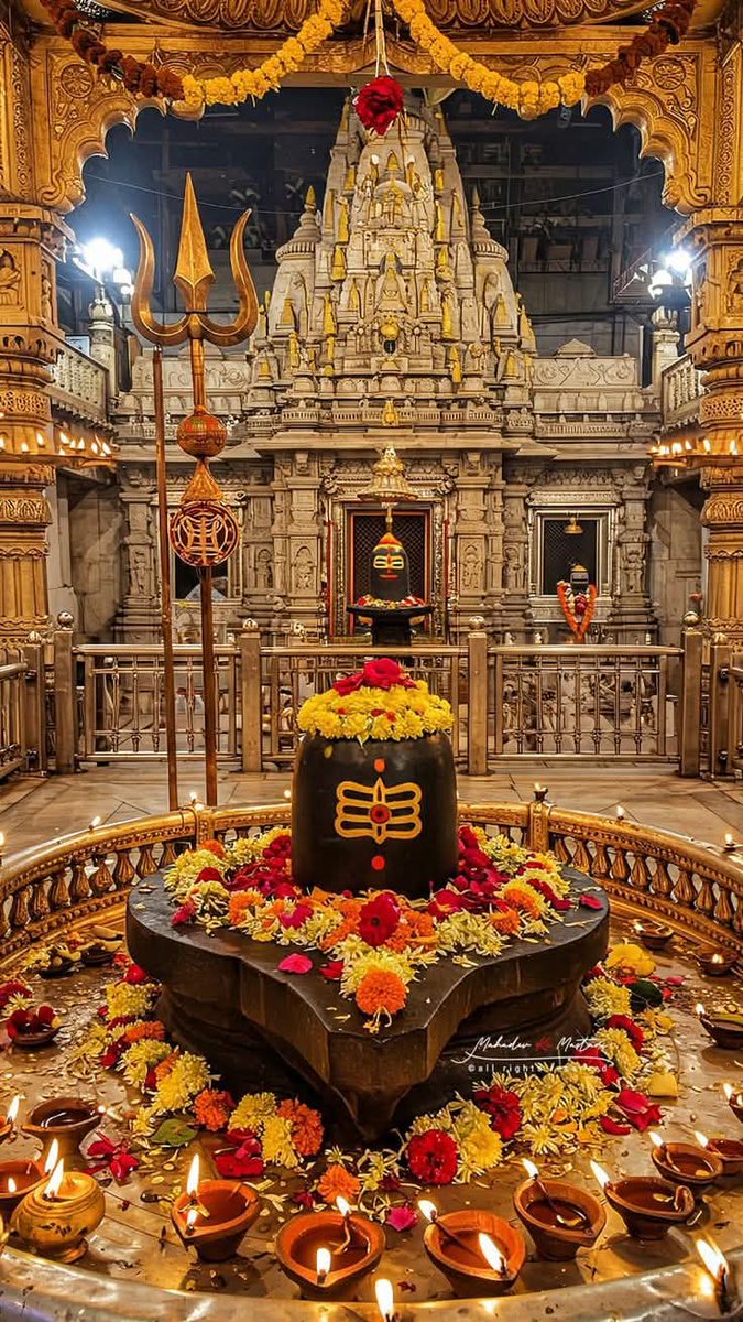 शिव ही मूल हैं , शिव ही हैं ब्याज
शिव ही कल हैं , शिव ही हैं आज
शिव ही ग्रन्थ हैं , शिव ही हैं पुराण
शिव ही समस्या हैं , शिव ही हैं निदान
शिव ही राष्ट्र हैं , शिव ही हैं महान
समग्र में शिव हैं , शिव से ही है समग्र...
♥️🌸🕉
हर हर महादेव ♥️
#HarHarMahadev #Mahadev