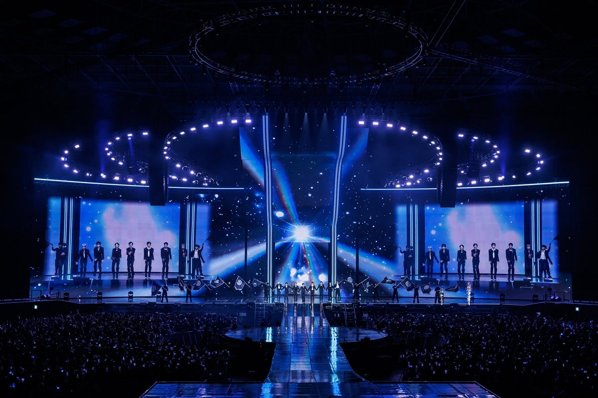 imbcenews's tweet photo. 제베원, 'HERE&NOW' 대미 장식 "찬란한 순간 계속될 것"
#제로베이스원 #제로즈 #앙코르콘서트 #HERENOW #iMBC연예
이번 앙코르 콘서트는 오프라인 공연 외에도 국내 전국 주요 극장과 일본 127개 관에서 라이뷰 뷰잉으로 동시 상영됐으며, 엠넷플러스를 통한 스트리밍도 진행돼 전 세계 팬들과 밀접히 호흡했다.
이날 제로베이스원은 공연 타이틀에 걸맞게, 지금의 아홉 멤버를 있게 한 모든 순간을 총 4개 파트로 집약해 제로즈(ZEROSE, 팬덤명)와 쌓아올린 지난 2년 6개월간의 여정을 되짚었다.
🔗https://t.co/bQqlGoFSni