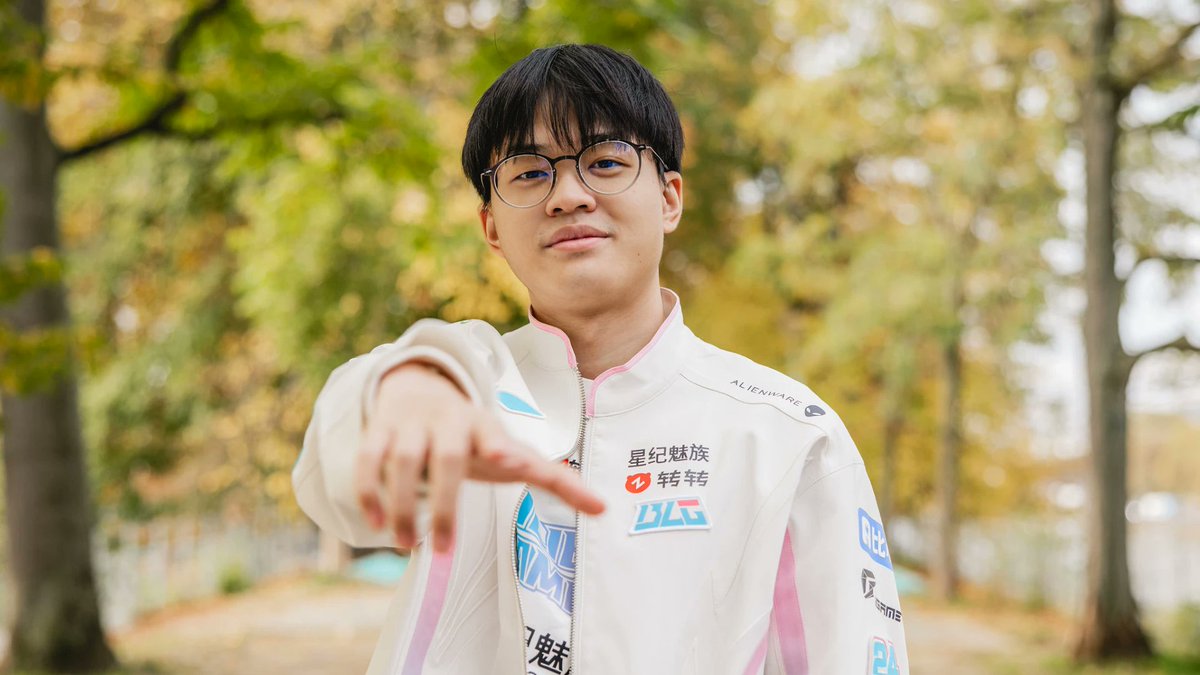 NAmenCentral's tweet photo. Xun: "We scrimmed vs LOUD yesterday and they did pretty well."

Translator: "Didn’t you scrim LYON yesterday?"

Xun: "Wait, yes. LYON, that's what I meant — we scrimmed against them yesterday and I think their overall performance was really good."

— BLG Xun 🧵(❤️‍🔥♻️) : https://t.co/PGTBQ3WcWE