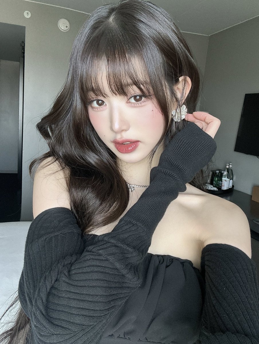 wonyoungdollz's tweet photo. 240316 | Most gorgeous girl 🖤 https://t.co/IOn02syeUT