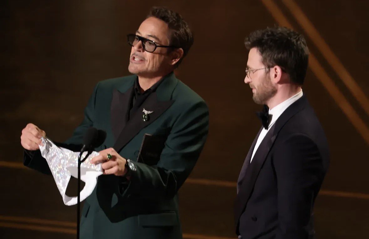 Robert Downey Jr. entregándole a Chris Evans los calzones de Channing Tatum usados en Magic Mike 😝

#Oscars