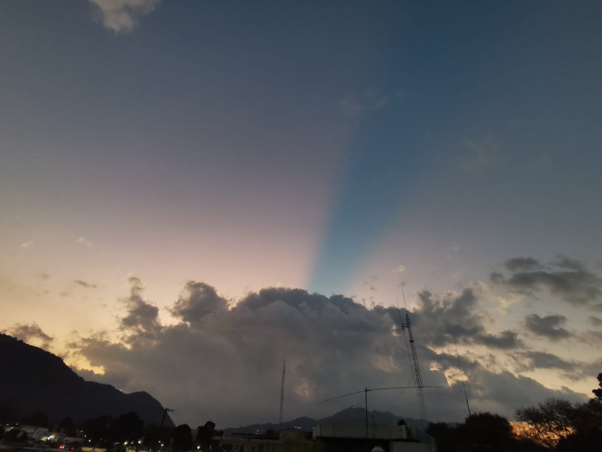 ChiapasMeteo's tweet photo. 🌄 Rayos crepusculares y nubes con desarrollo vertical, las fotos que nos comparte @NavarroLang desde San Cristóbal de las Casas #Chiapas; hoy 15 de #marzo de 2026. 📸

#OjosAlCielo #sancristobaldelascasas #sunset #atardecer #sky #México #sancristobal #cloud #nube https://t.co/iDjJGxFVNe