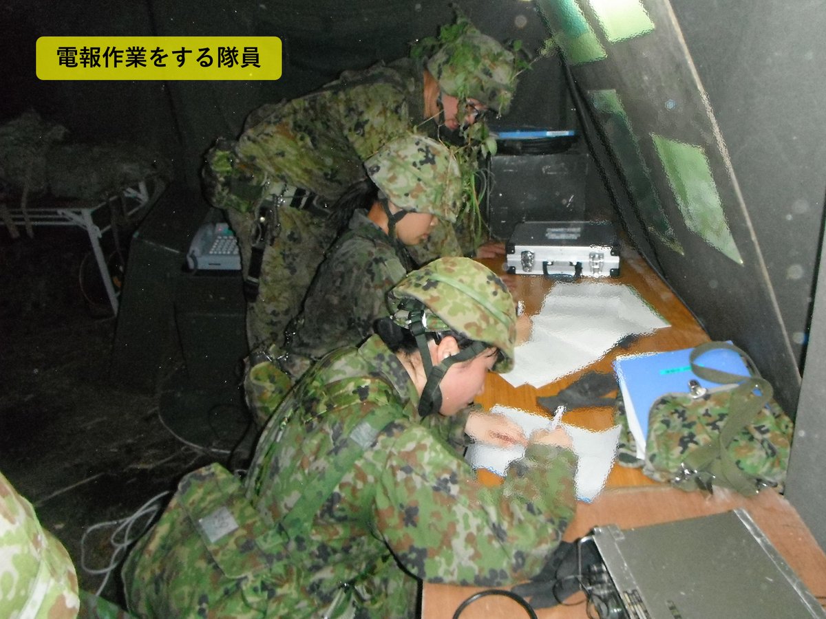 FSB_1965's tweet photo. ＃富士教導団　は陸士特技課程「部隊暗号電信」教育を実施中。
張り詰めた空気の中、無線機の信号音と、ペンを走らせる音が微かに聞こえます。隊員は「必通の信念」のもと、暗号・電信に関する知識と技能を習得するため訓練に励んでいます!!
#陸上自衛隊　＃通信　＃インフラ　＃技術職　＃サイバー https://t.co/jQy3aAzhHv