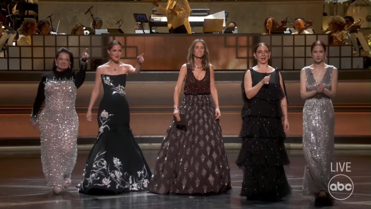 Kristen Wiig , Melissa McCarthy, Maya Rudolph, Ellie Kemper and Rose Byrne reunite for the 'BRIDES MAIDS' reunion at the 98th #Oscars .