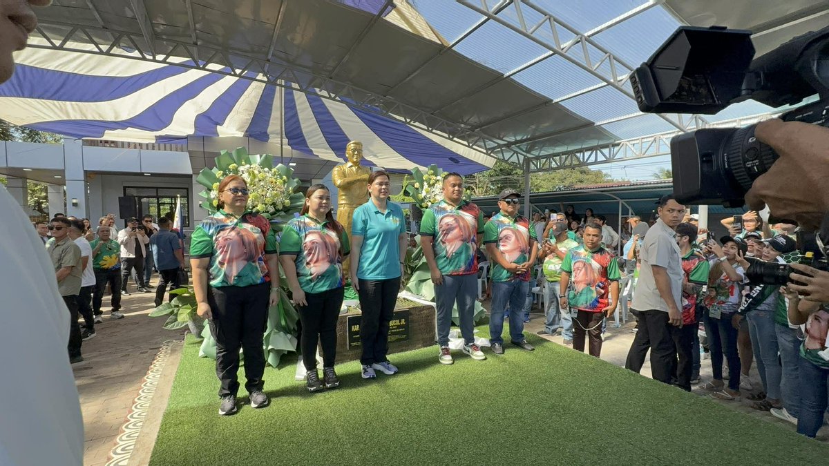 News5PH's tweet photo. VP DUTERTE SA DIGOS CITY
Dumalo si Vice Pres. Sara Duterte sa unveiling of statue ng pinaslang na dating barangay captain ng Tres de Mayo, Digos City, Davao del Sur na si Kap. Oscar Bucol Jr. | via Bryll Montalvo https://t.co/on2eNJYavj
