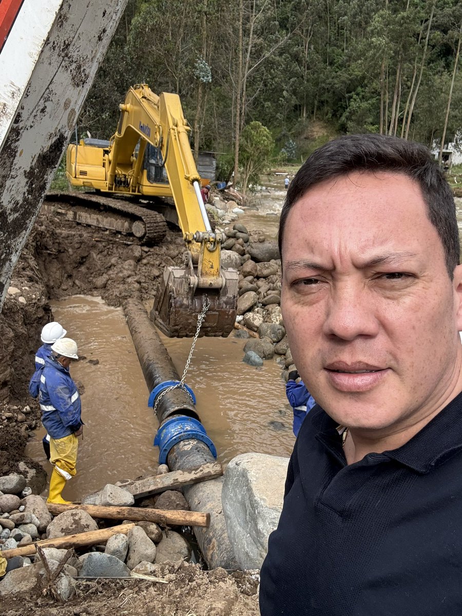 czamoramatute's tweet photo. #Agua💦

Luego de casi 48 horas sin descanso de las cuadrillas se ha puesto la unión gibault (color azul) y se ha dispuesto el paso del agua de la planta de Sustag hasta los tanques de reserva⬇️

Aquí como comienza q llenarse el tanque de Sam Joaquin, que tomará entre 2-3 horas y con la presión adecuada comenzará el suministro de agua 

Esperemos que no haya ningún otro percance en la tubería…caso contrario en las próximas horas comienza el abastecimiento de agua 

Gracias a los que prácticamente no durmieron para lograr arreglar esta tubería que fracasó por la crecida del río Yanuncay.  

Gracias a los maestros se ETAPA qué capacidad y resistencia de trabajar tantas horas y en condiciones climáticas duras, se han ganado más mi cariño y respeto, ojalá la ciudad supiera todo lo que hacen 🙌