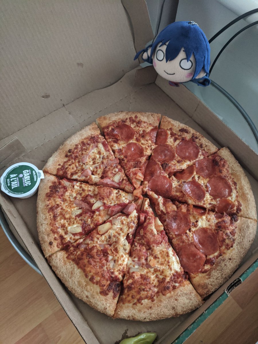 Fed my Umi the essential meals of a student, noodles for breakfast, burgers for lunch and a huge pizza for dinner 
#園田海未生誕祭2026