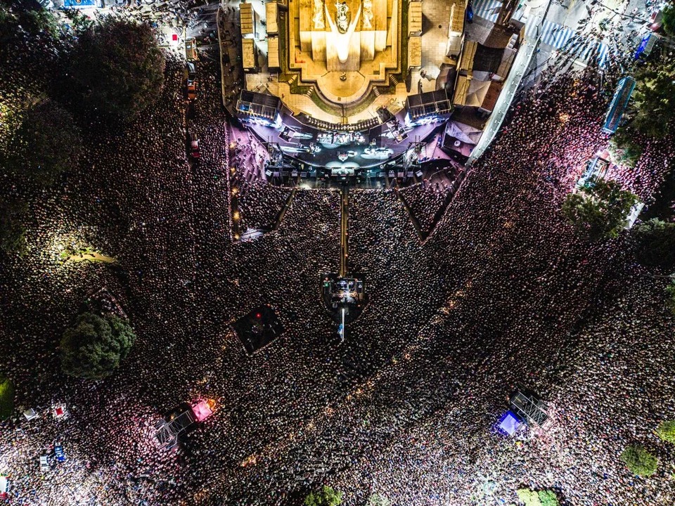 Impresionante la multitud que fue a ver a Fito en Rosario. Más de 300.000 personas. Como dijo el gobernador Pullaro, "la gente buena volvió a tomar los lugares públicos y a disfrutar la ciudad”. Sigamos así.