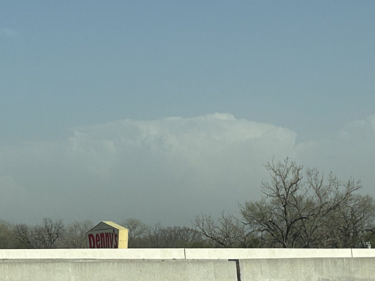 michaelselfwx's tweet photo. Views from my drive back to CStat from Norman today, where I followed closely behind the cold front. First saw the tops of storms over 100mi away on i35, then made it back just in time to see beautiful initiation around Houston. #txwx https://t.co/M1EuT4dvOn