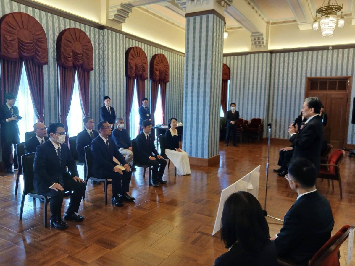 matsuikoji's tweet photo. 今朝は、京都観光おもてなしコンシェルジュ及び京都国際観光おもてなしコンシェルジュの任命式を執り行いました。
このたび、京都ならではの質の高いおもてなしでお客様を迎えいただく「京都観光おもてなしコンシェルジュ」として48名の皆様を、また、語学力を生かしてご活躍いただく「京都国際観光おもてなしコンシェルジュ」として3名の皆様を新たに任命させていただき、本日は7名の皆様が任命式にご出席くださいました。

おもてなしコンシェルジュの皆様は、豊かな知識を持ち、京都への深い理解と愛着で、国内外の観光客の方を温かく迎えてくださっています。まさに京都の顔としてご活躍いただいており、京都観光にとって大切な担い手であります。
皆様におかれましては、単に有名な観光地だけを巡っていただくような観光だけではなく、伝統産業の職人の技術、経験、そして心意気などに触れ、学んでいただく機会を創出するなど、観光と京都のまちのつなぎ役として、京都の本質的な価値や魅力を未来につないでいけるような観光の推進にご協力いただけますと幸いです。
総勢435名となりましたおもてなしコンシェルジュの皆様のご活躍を願っております。
