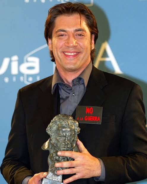 OunkaOnX's tweet photo. Javier Bardem wore his "NO TO WAR" pin to the Oscars-first seen during his 2003 protest of the Iraq War-now as a statement against the war in Iran.

Two decades later, the courage to stand up hasn't faded https://t.co/i2mgq5oUQM