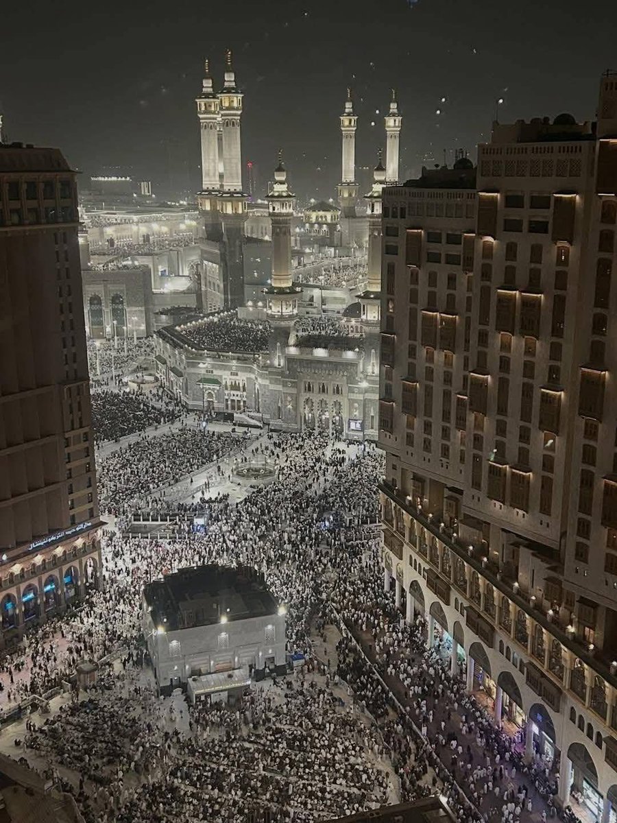 ScreenMix's tweet photo. عاجل  :

رقم قياسي تاريخي جديد ..  أكثر من 4 مليون شهدوا ليلة 27 من رمضان بالمسجد الحرام وخارجه 🕋🤍 https://t.co/4fy0UbDiKd