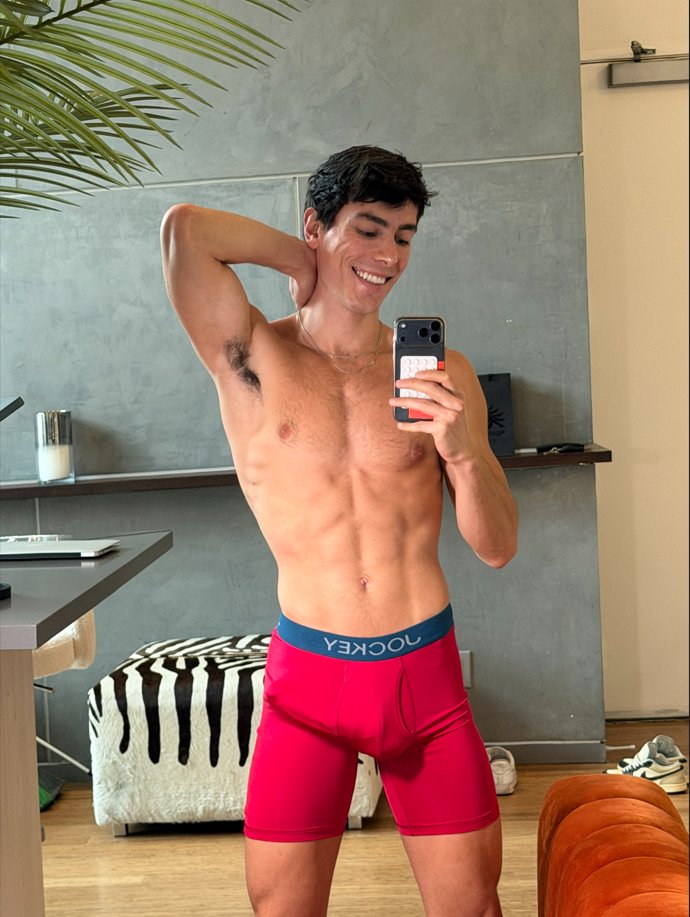 AdamesAlee12's tweet image. Hello my bttms