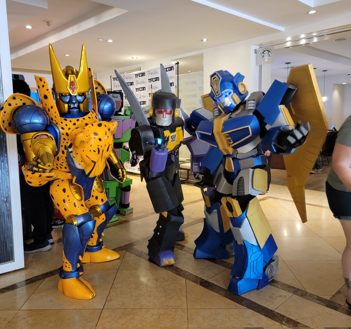 seagull_horny's tweet photo. That wraps up another #tfconla 
It was another great year! I got a pic with both peter and frank AND Peter  signed my large boi Optimus 💕😭 https://t.co/CxVytlXmh4