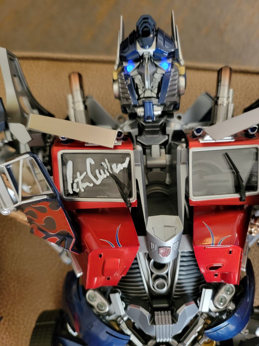 seagull_horny's tweet photo. That wraps up another #tfconla 
It was another great year! I got a pic with both peter and frank AND Peter  signed my large boi Optimus 💕😭 https://t.co/CxVytlXmh4