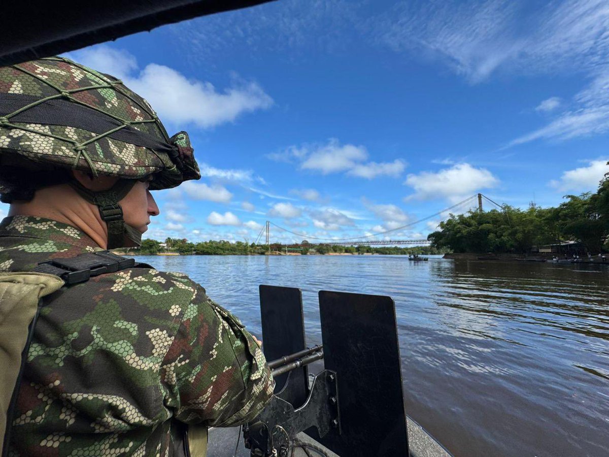COL_EJERCITO's tweet photo. Con firme compromiso, soldados del @Ejercito_Div4, desarrollaron puestos de control fluvial sobre el río #Vaupés, fortaleciendo la seguridad y brindando protección a la población que se moviliza por este corredor fluvial.

#NuestroCompromisoEs🇨🇴 https://t.co/7kiLgTwJBC