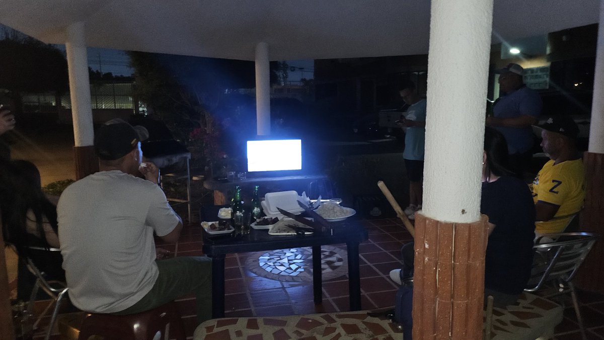 AlbertJJG's tweet photo. #beisbolxtelelven en maracaibo  amparo haciendo parrilla , cerveza y whisky, sin luz por la patria , pero con planta viendo el juego con televen con la comunidad debajo del bohio, nadie puede con nosotros viendo el juego por televen el mejor canal del mundo https://t.co/laPDwRAtBd