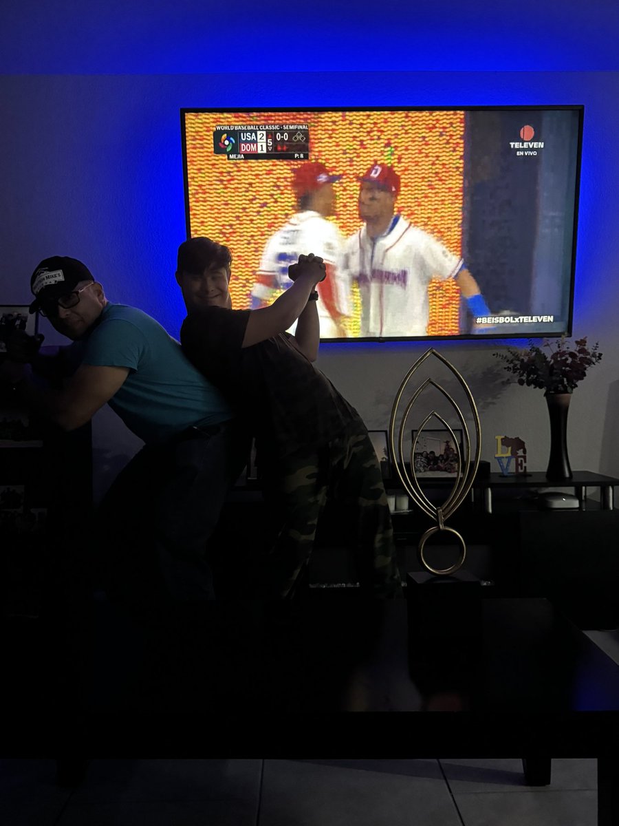 rhinachacon's tweet photo. @Canal_Televen #BEISBOLxTELEVEN Desde la casa del Sr. Yoglis, en Katy, Tx. En La foto los grandes Agudelos Padre e hijo Andrecito. El mejor jugador @TheJudge44 https://t.co/OuWHxjnGdR