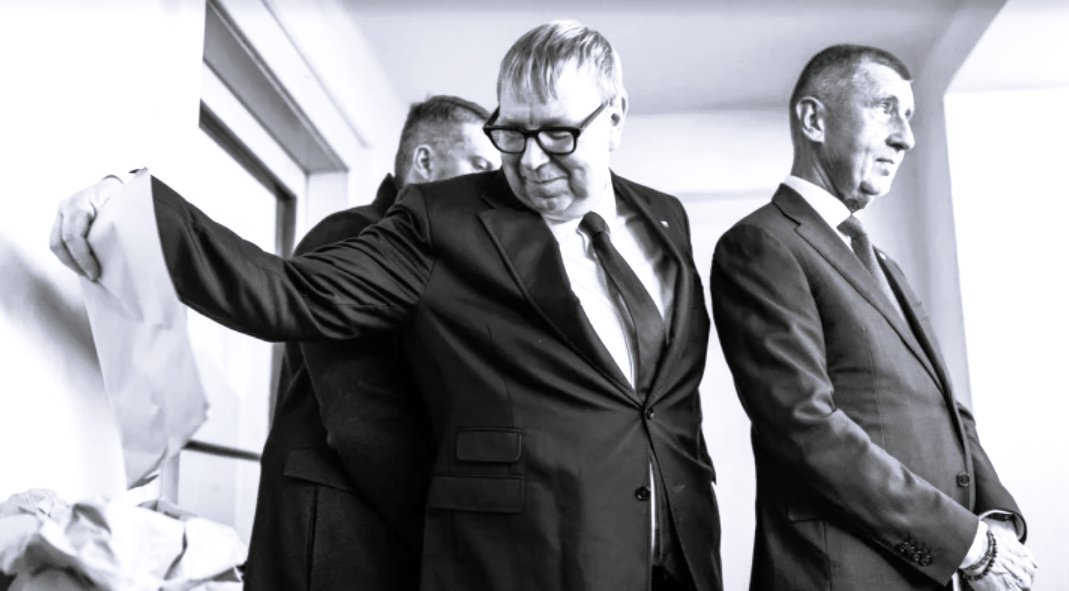 zdeneksarapatka's tweet photo. Jako sviňky
V přítmí šutru kolonie světa hnití, co drží spolu. Podle vědců  ‚rozkladači‘ o samotě nepřežijí. Každý zvlášť jsou totiž srabi: cvrnkneš do nich a srolují se do kuličky…a pak znovu šrumec v ráji špíny. Zpod balvanu se teď hnusná chamraď vyškrábala k vládní moci. A příroda se vyřádila: z šedých ‚sviněk‘ rostou svině non plus ultra.

Ve videu, kde v tupém skeči hýká blahem nad čétéčkem bez Moravce, sekunduje Bureši a Havlíčkovi legendární ošípané servility. Juchelka je drahný čas už na zvracení: vylízat si skrze hýždě oligarchy ministerské živobytí chce žaludek ze železa. Není divu, Aleš umí. Dotáhnout to od lidovců přes topku až ke žlabu u Babiše je ideová prostituce jako řemen, kde na znak lehneš na potkání.

Převleku za žok vtipu a bodrosti od Ostravy je teď konec. Dnes jsme svědky Juchelkova skutečného naturelu. A pohled je to odpudivý: z bodrosti je nadutý a křivý panák, co mává křížem, na MPSV cpe za poradce ultras víry s geny svaté inkvizice a sám se chová jako čuně. Mantra sviňky měla v týdnu exhibici ve Sněmovně: Juchelka, provařený obligátním hulákáním o „nálepkách“ anebo o „kádrování“ Burešových partajníků stávající opozicí, tu přitom sám nálepkoval jako vzteklý.

Když se slušná paní od Pirátů troufla optat na vliv Juchelkova šéfporadce z fanatické Aliance pro rodinu na celostátní sociální politiku, ten chuďas ducha pukal vzteky a za pochvalného potlesku a skandování vedoucího idiota Motoristů ze „zamini“ po paní a po Pirátech mazal lejna z Blesku o sexuálních radovánkách tamních členů.
Tolik sviněk pohromadě, co nás táhnou do tmy a špíny pod kamenem, tu bylo za Gottwalda a nakonec za Husáka. Hlavu vzhůru, milí moji, na Letné si na ty ludry zas po letech posvítíme!