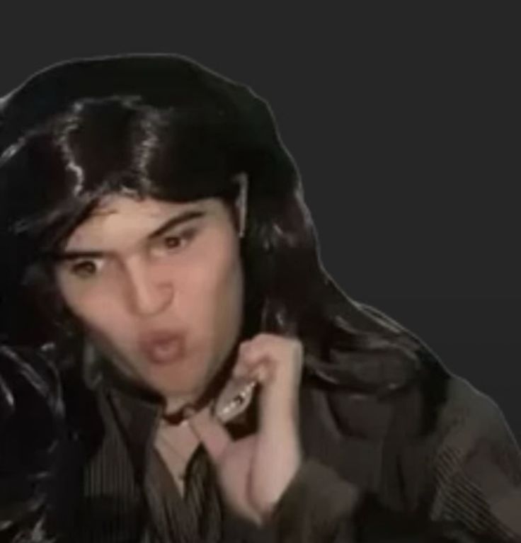 Yetus saludando a elaine despues de haberse autoshippeado con ella en 2025